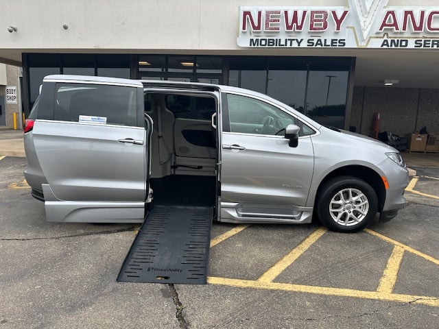 2021 Chrysler Voyager LX
