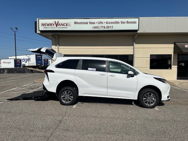 2025 Toyota Sienna LE's photo