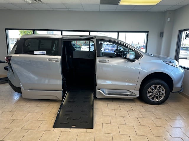 2025 Toyota Sienna XLE's photo