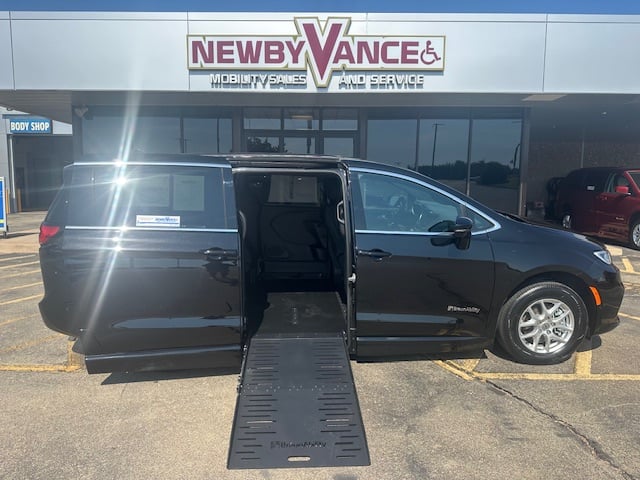 2025 Chrysler Pacifica Select's photo