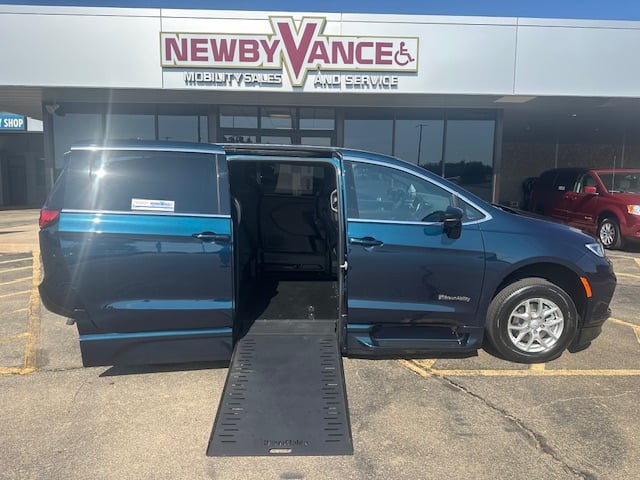 2025 Chrysler Pacifica Select's photo