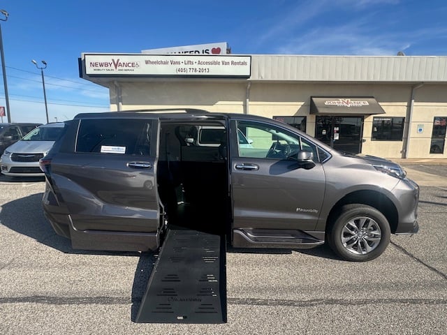 2024 Toyota Sienna XLE's photo