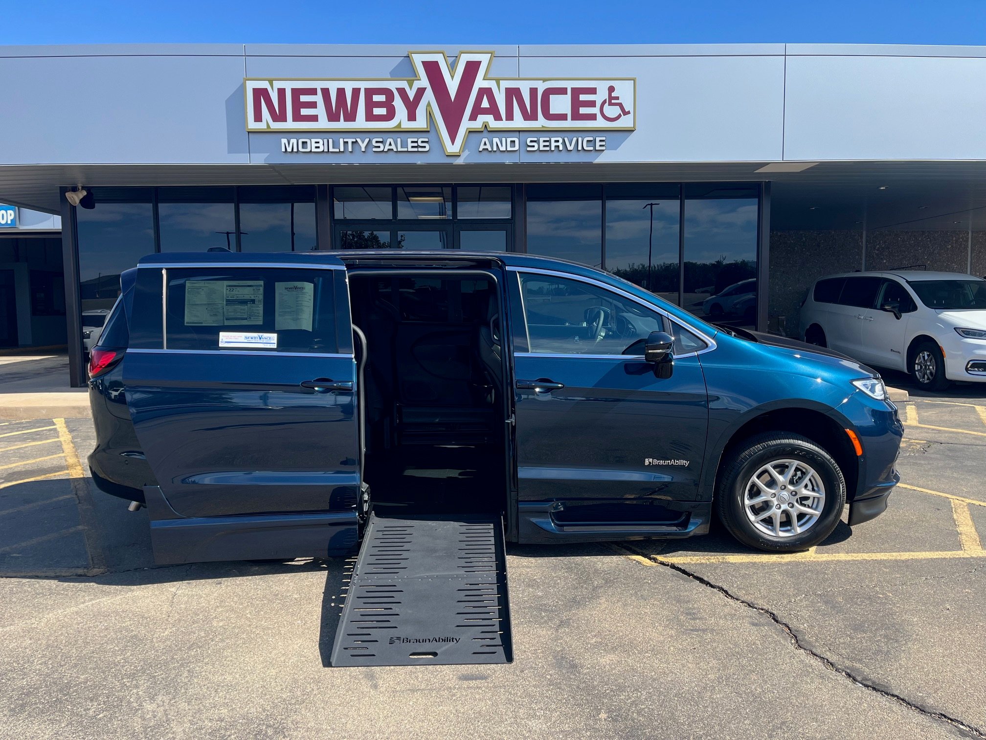 2025 Chrysler Pacifica Select's photo