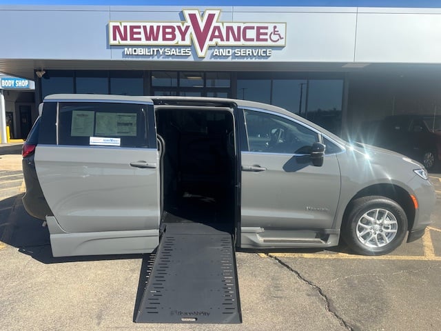 2025 Chrysler Pacifica Select's photo