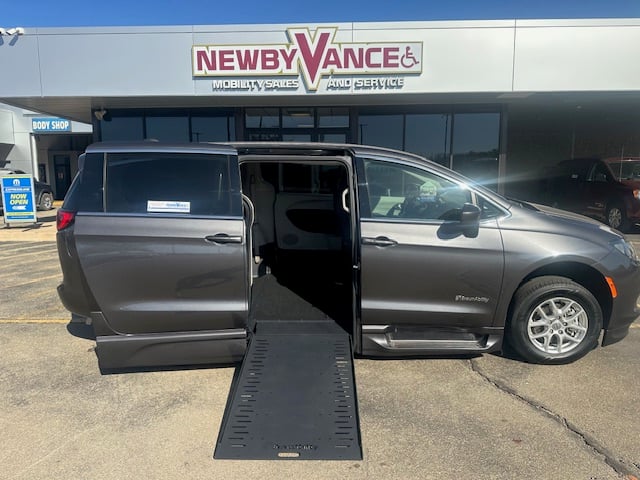 2023 Chrysler Voyager's photo