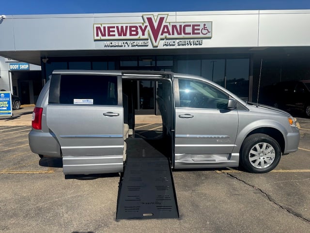 2015 Chrysler Town & Country Touring's photo