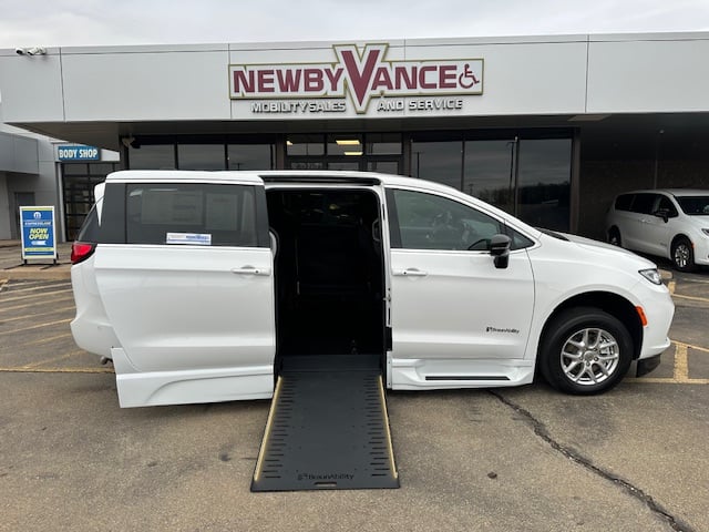 2025 Chrysler Pacifica Select's photo