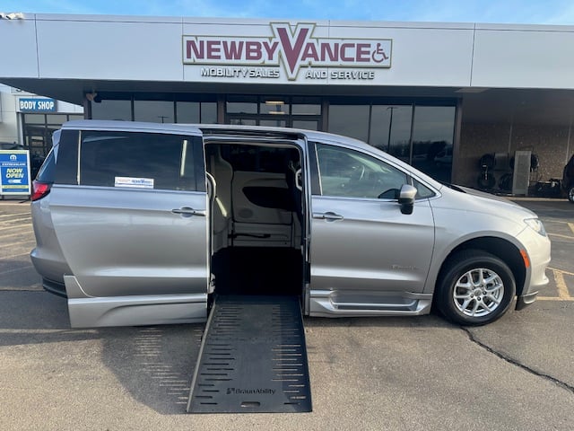 2021 Chrysler Voyager LX's photo