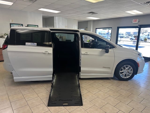 2025 Chrysler Pacifica Select's photo